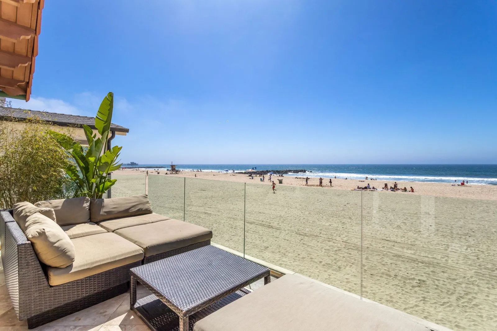 NEWPORT BEACH CA – Lovely beach house with 2 fully equiped floors for sale
