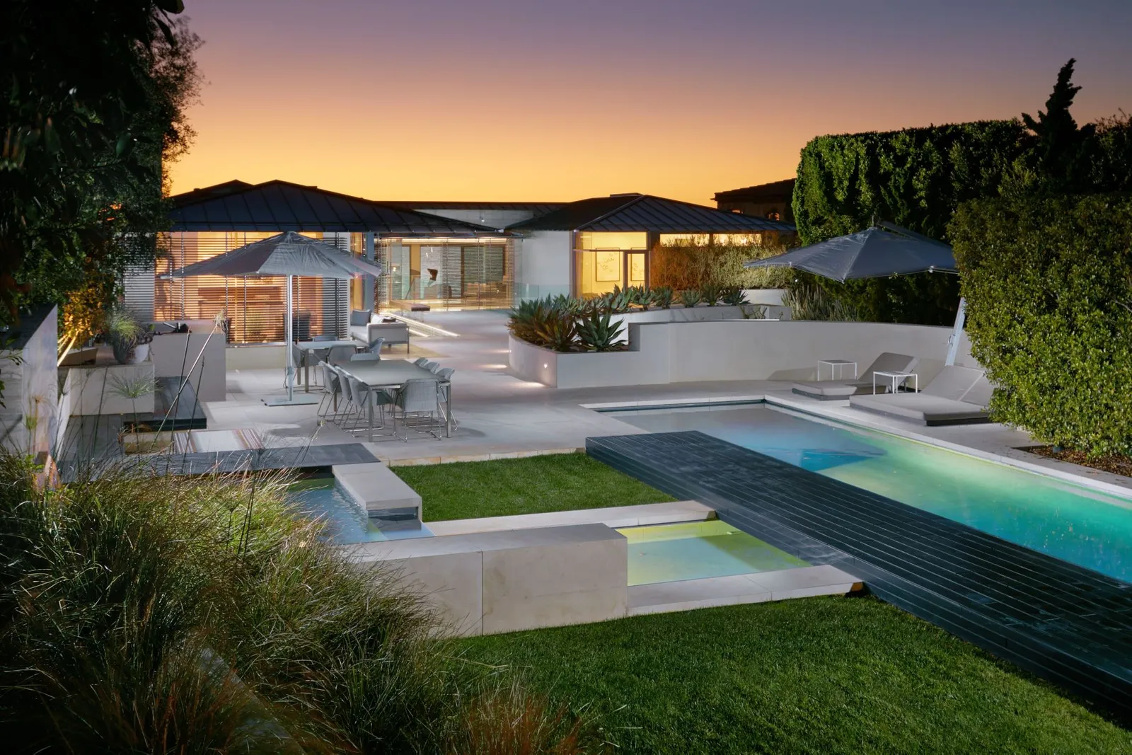 LAGUNA BEACH CA – Gorgeous villa with private access to an ocean pool