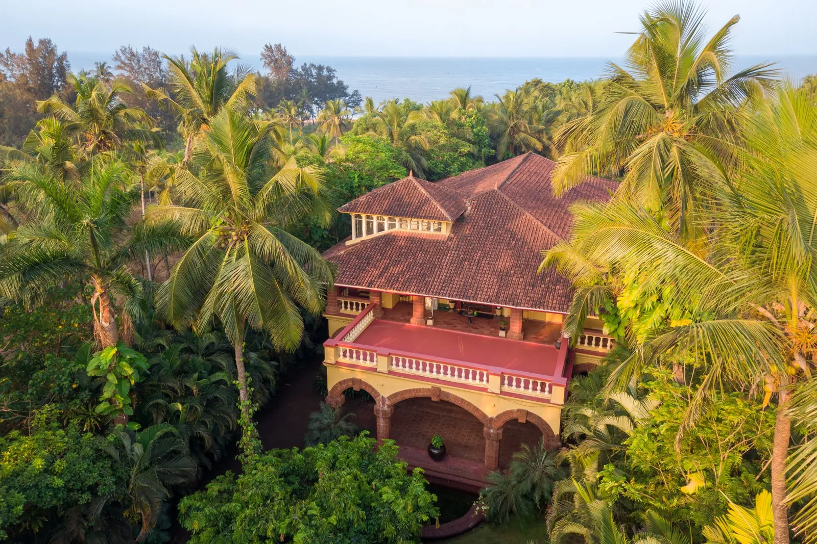 GOA – Exceptional 6 bedrooms mansion facing the beach for sale
