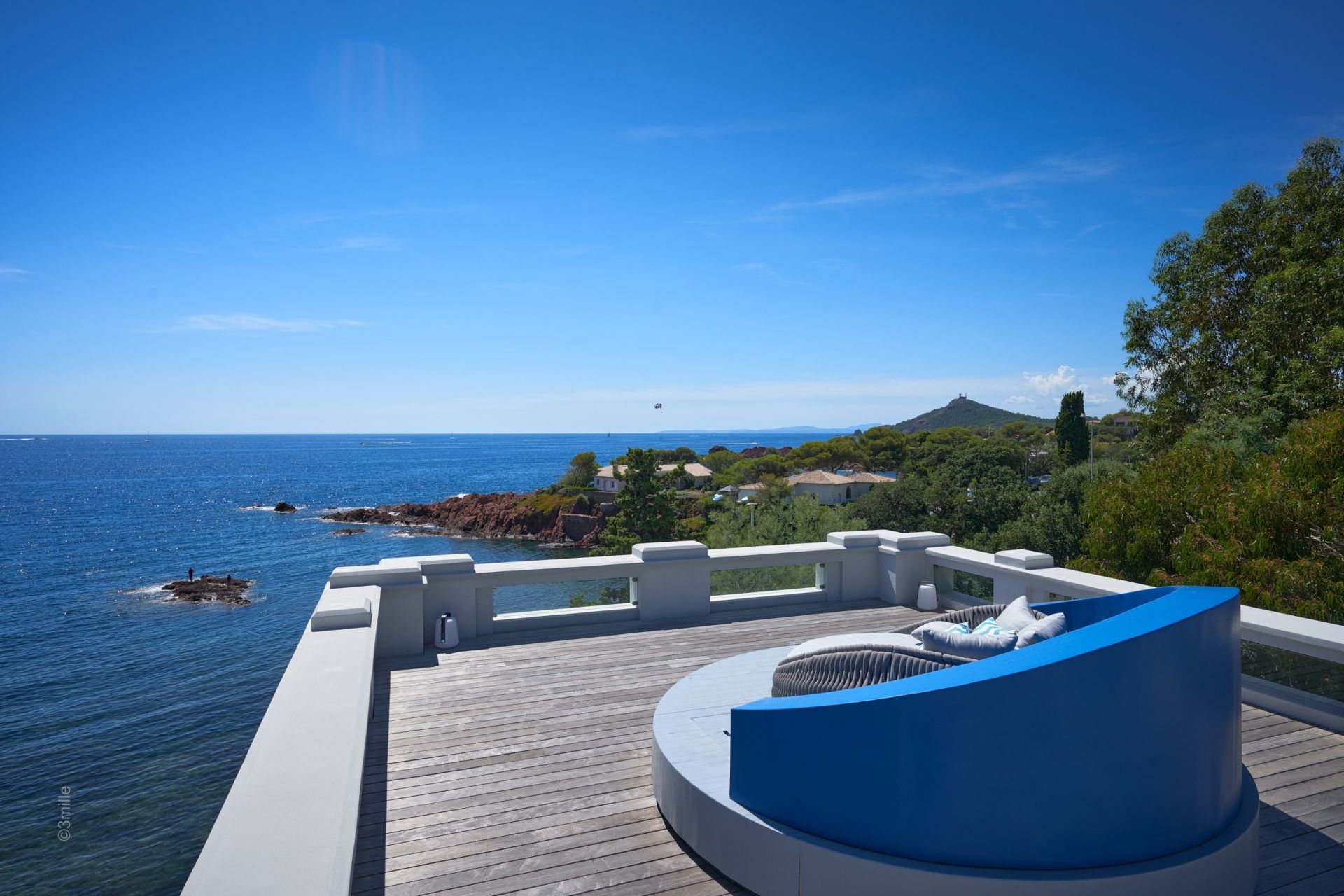 ANTHEOR – Modern beachfront property for sale on the French Riviera near Cannes
