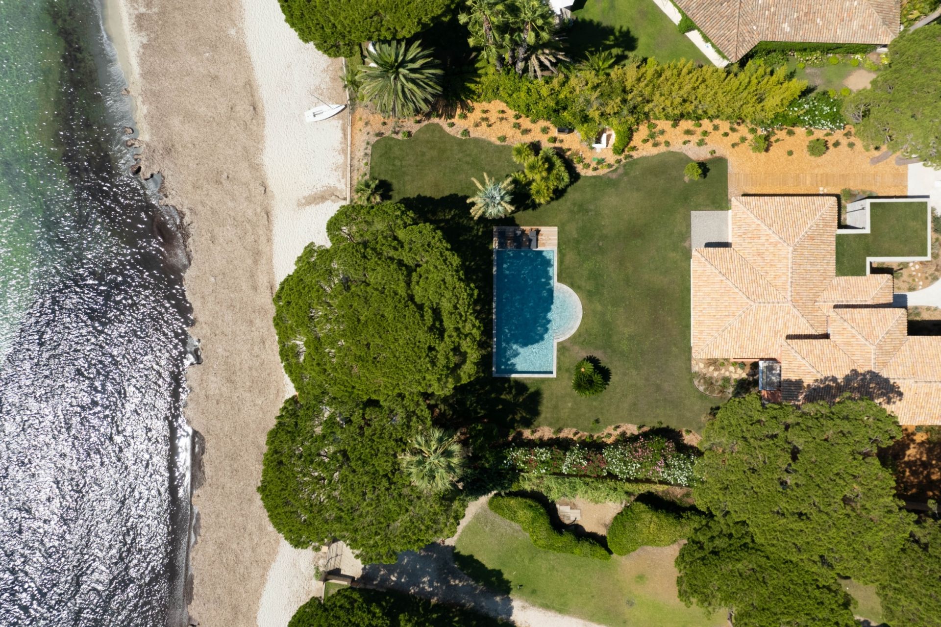 ST TROPEZ – Prestigious newly build villa on the beach