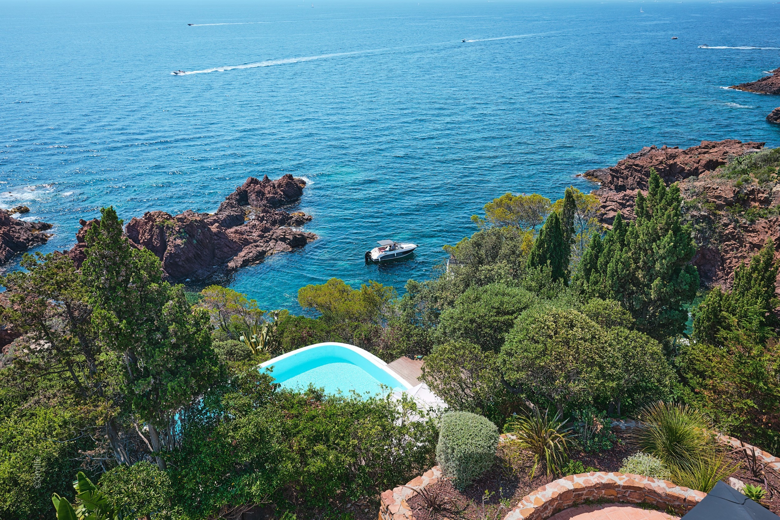 CANNES – Stunning and charming architect villa with secluded beach