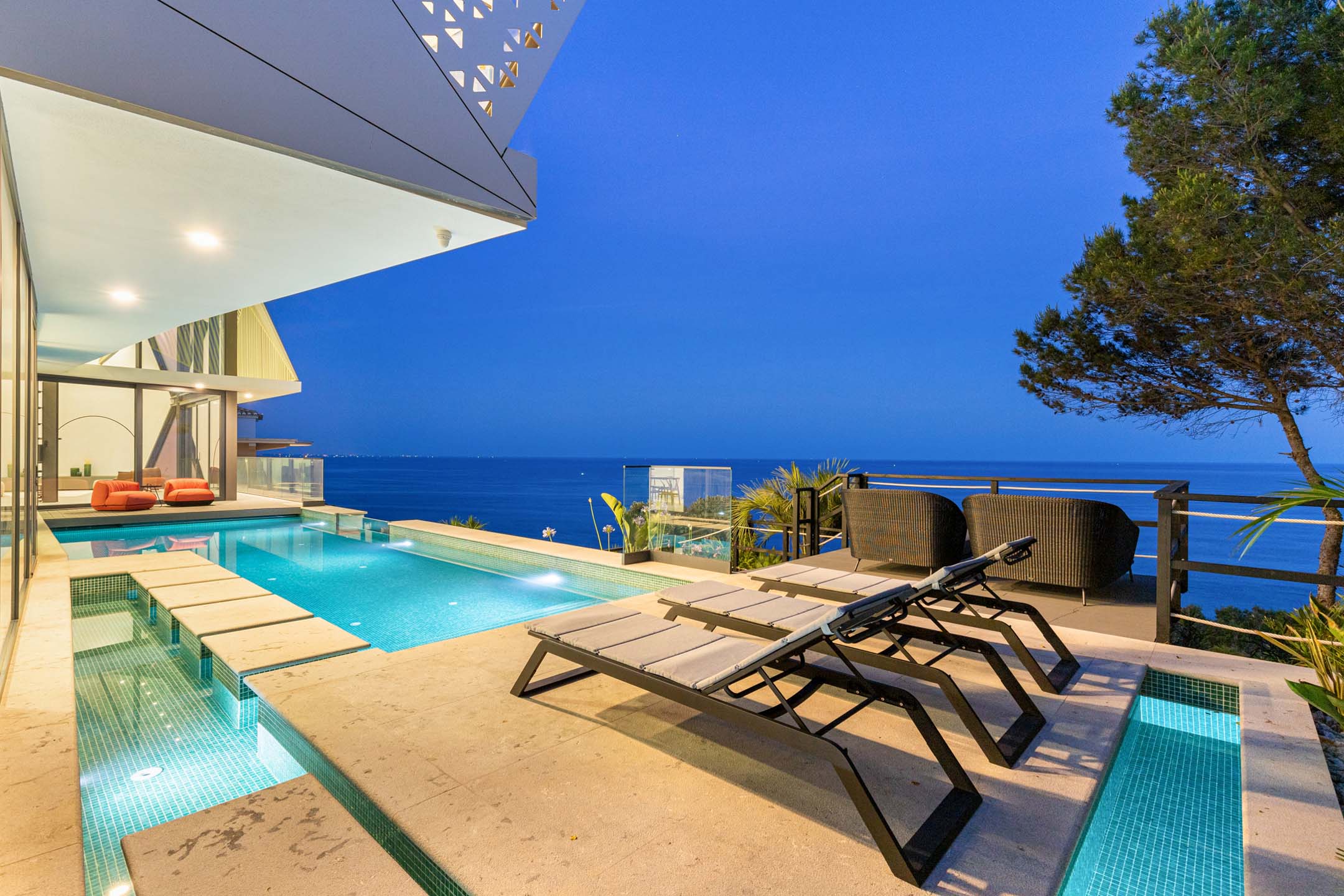 ALBUFEIRA – Exceptional waterfront villa for sale, an new architectural masterpiece in Portugal