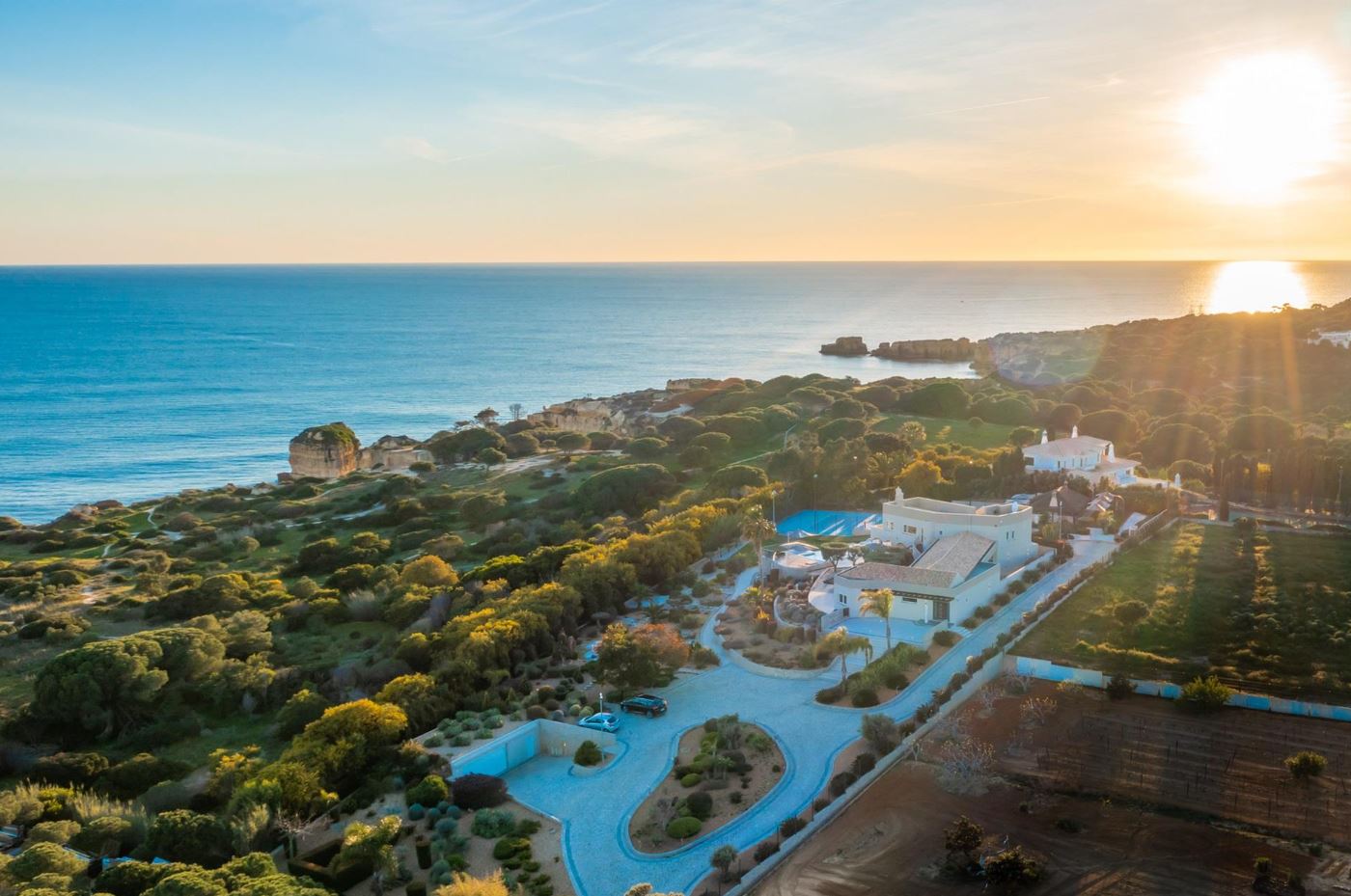 ALBUFEIRA – Vast and luxurious seafront property for sale with many sports and leisure facilities in the Algarve