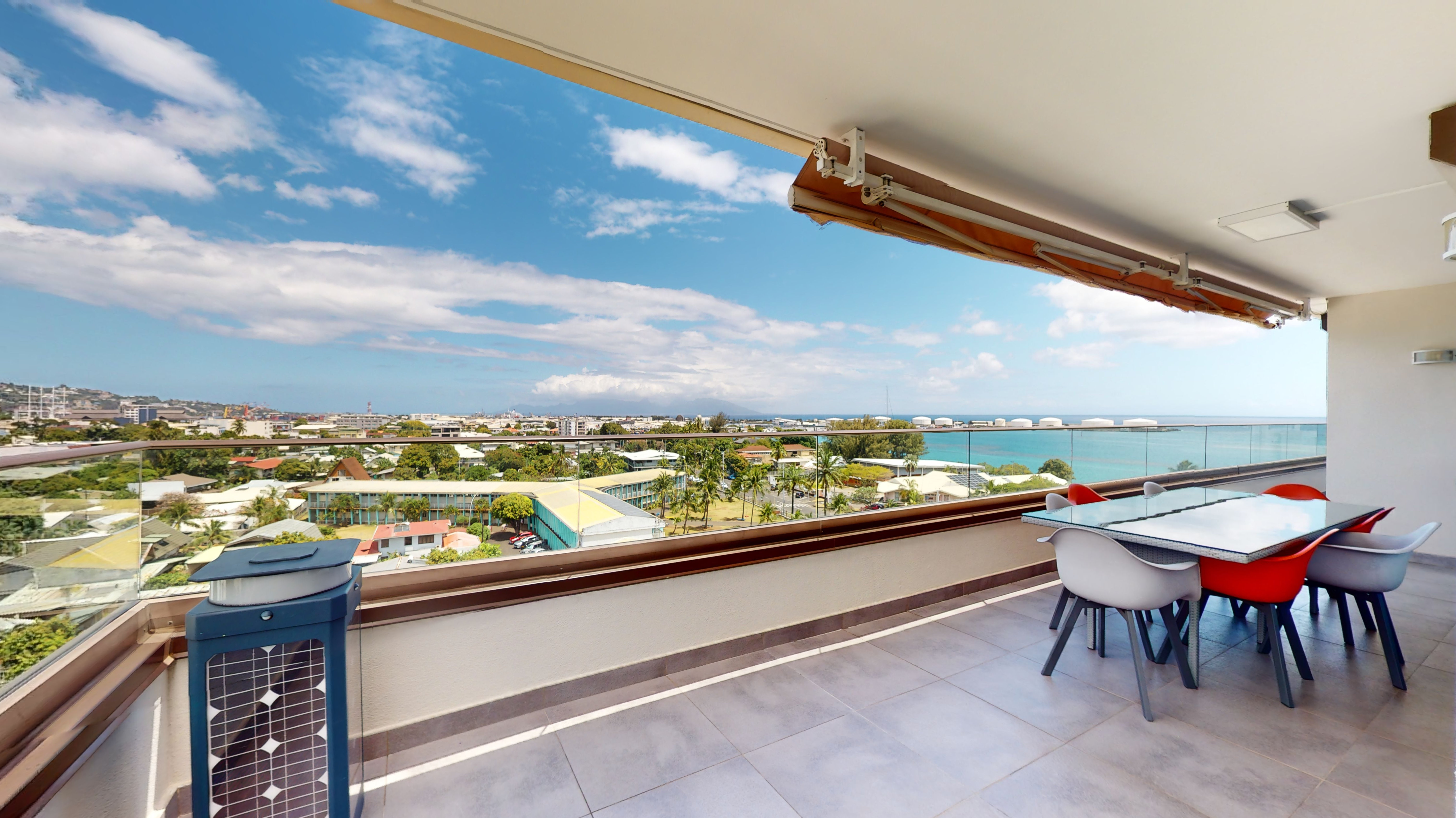TAHITI – STUNNING MODERN PENTHOUSE WITH SEA VIEW IN CITY CENTER